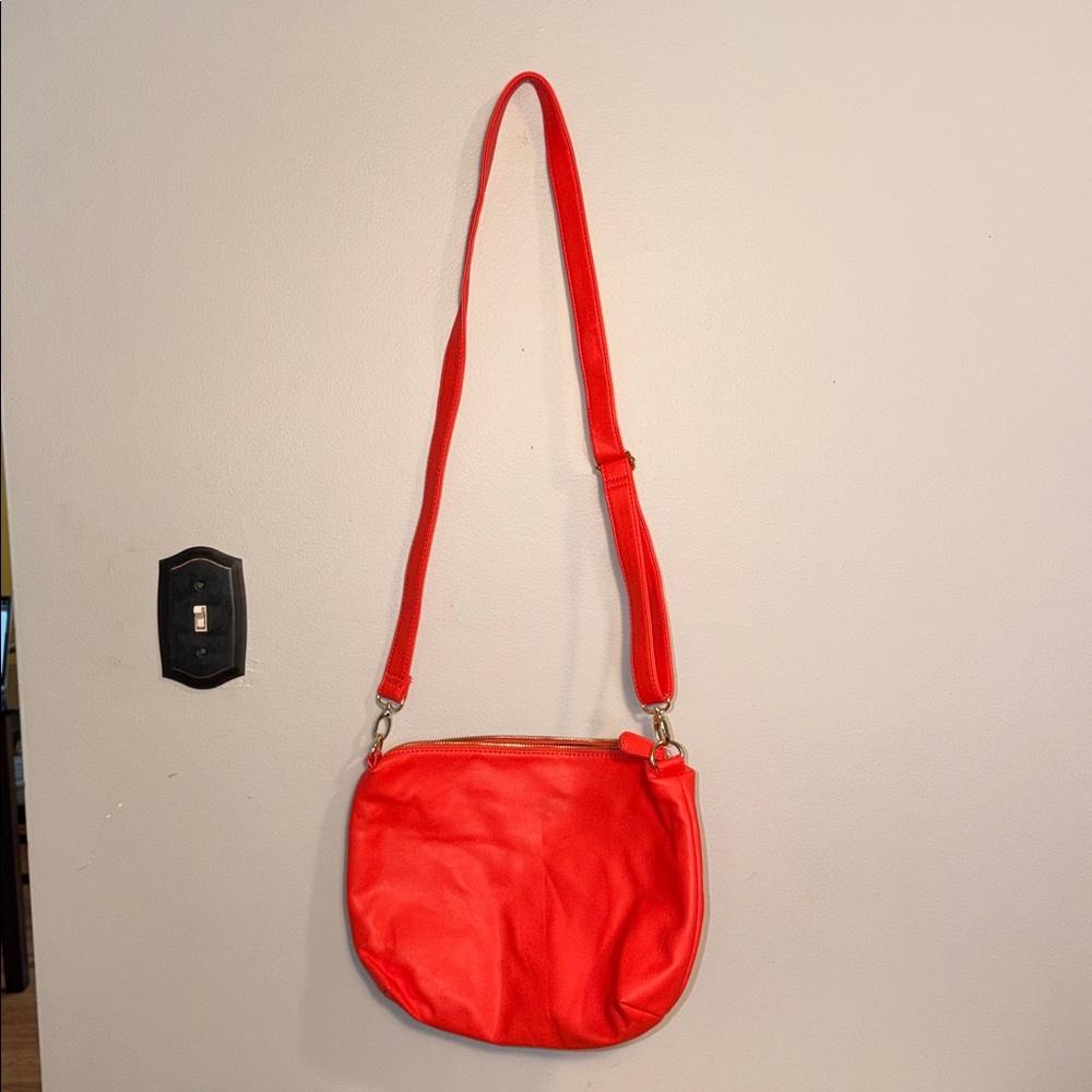 Steve Madden ladies shoulder bag. Reddish-pink.